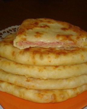 Лепешки с сыром и колбасой