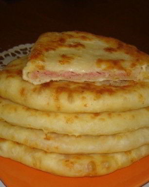 Лепешки с сыром и колбасой