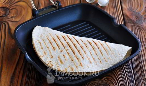 мексиканская лепешка тортилья с начинкой