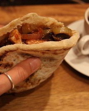 Пита с курицей и овощами