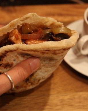 Пита с курицей и овощами