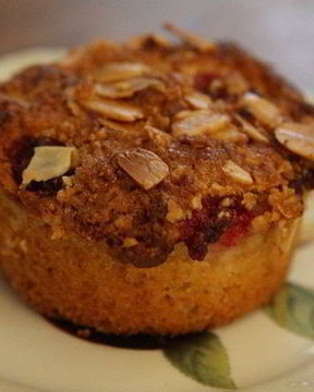 Маффины со свежей малиной и миндальной корочкой