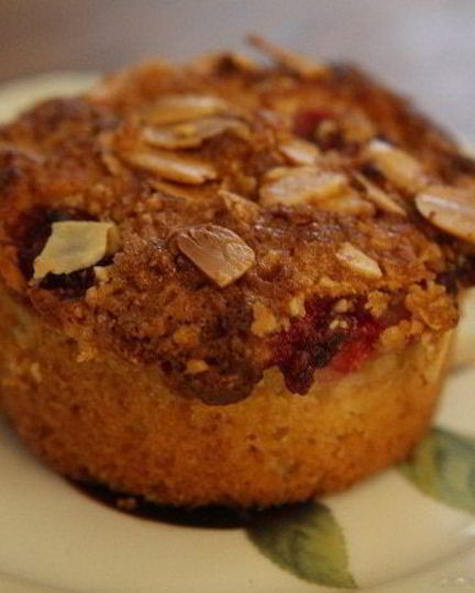 Рецепт маффинов со свежей малиной и миндальной корочкой