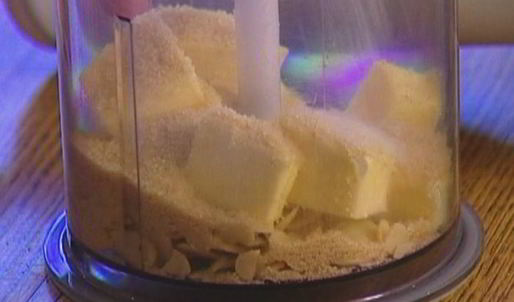 маффины со свежей малиной и миндальной корочкой