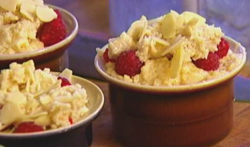 маффины со свежей малиной и миндальной корочкой