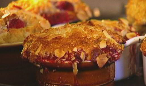 маффины со свежей малиной и миндальной корочкой