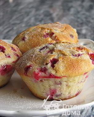 Марципановые маффины с брусникой