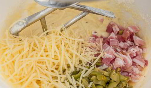 несладкие маффины с оливками и беконом