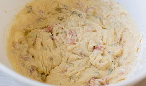 несладкие маффины с оливками и беконом