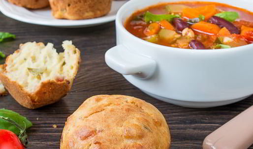 несладкие маффины с оливками и беконом