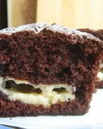 Шоколадные маффины с заварным кремом