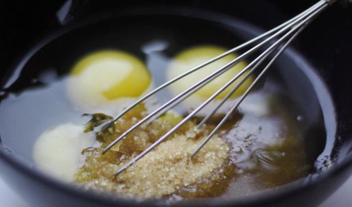 шоколадные маффины со свежими ягодами и пломбиром