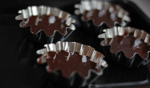 шоколадные маффины со свежими ягодами и пломбиром