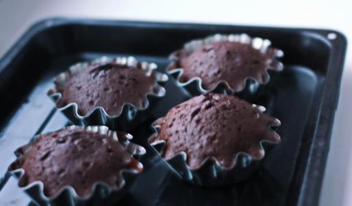 шоколадные маффины со свежими ягодами и пломбиром