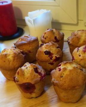 Ванильные маффины с клюквой на молоке