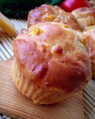 Закусочные маффины с кукурузой, беконом и сладким перцем