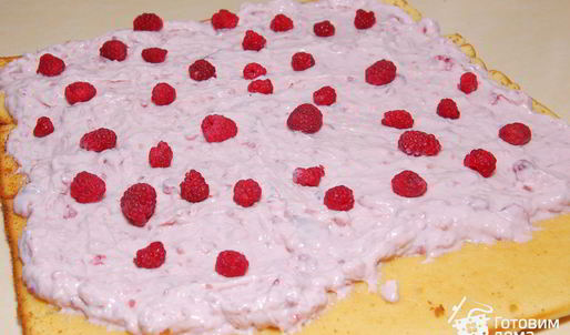 малиновый рулет