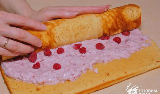 малиновый рулет