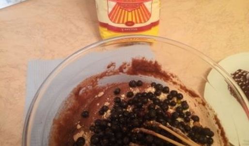 шоколадный манник с черникой и кедровым орехом