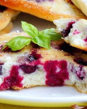 Бисквитные оладьи с черной смородиной