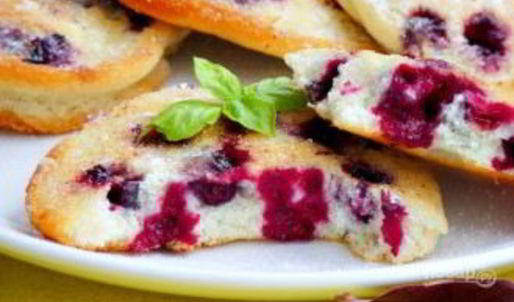 бисквитные оладьи с черной смородиной