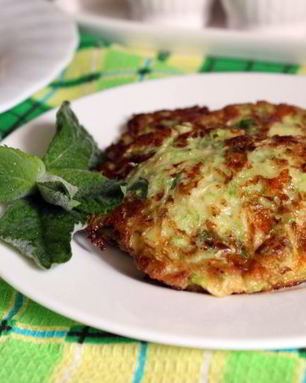 Кабачковые оладьи с сыром, беконом и мятой