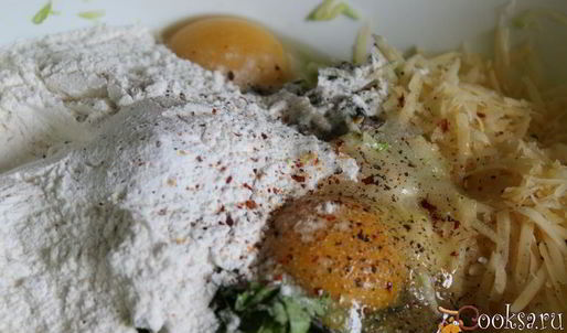 кабачковые оладьи с сыром, беконом и мятой