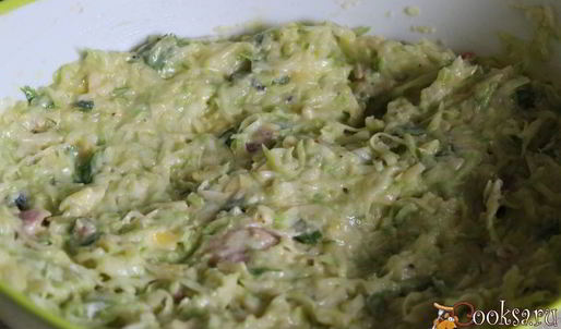 кабачковые оладьи с сыром, беконом и мятой