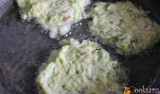 кабачковые оладьи с сыром, беконом и мятой