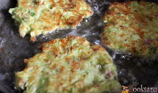 кабачковые оладьи с сыром, беконом и мятой