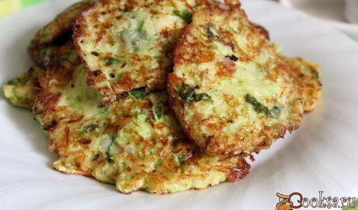 кабачковые оладьи с сыром, беконом и мятой
