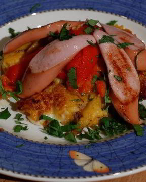 Картофельные оладьи и запеченный перец с сосисками