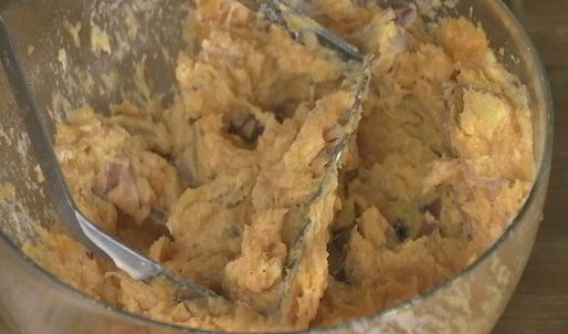 картофельные оладьи и запеченный перец с сосисками