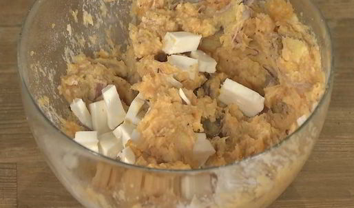 картофельные оладьи и запеченный перец с сосисками