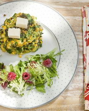 Кукурузные оладьи с овощами и сливочным сыром