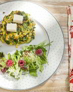 Кукурузные оладьи с овощами и сливочным сыром