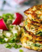 Куриные оладьи с дачным овощным салатом со сметаной