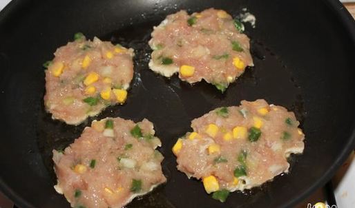 куриные оладьи с кукурузой и фасолью