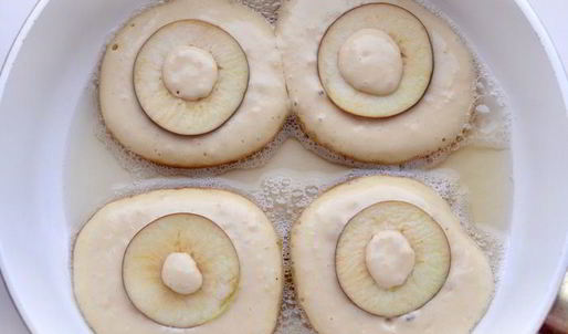 медовые оладьи с яблоком