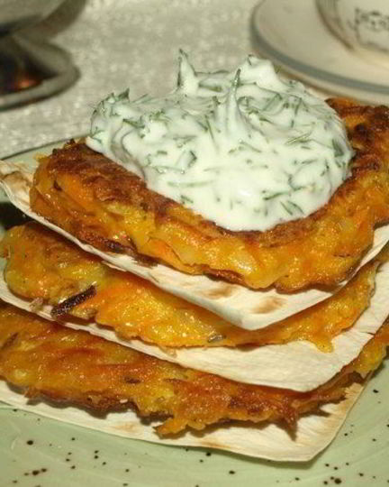 Рецепт морковных оладий на хрустящих крекерах с йогуртовым соусом