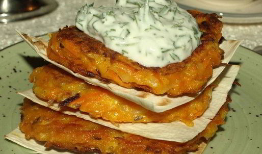 морковные оладьи на хрустящих крекерах с йогуртовым соусом