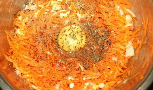 морковные оладьи на хрустящих крекерах с йогуртовым соусом