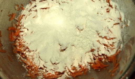 морковные оладьи на хрустящих крекерах с йогуртовым соусом