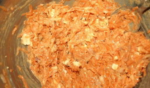 морковные оладьи на хрустящих крекерах с йогуртовым соусом