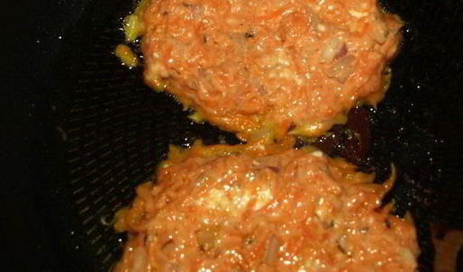 морковные оладьи на хрустящих крекерах с йогуртовым соусом