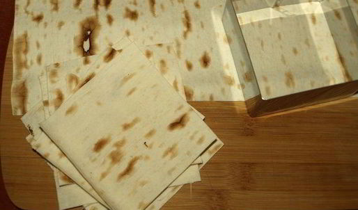 морковные оладьи на хрустящих крекерах с йогуртовым соусом