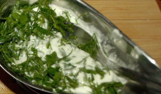 морковные оладьи на хрустящих крекерах с йогуртовым соусом