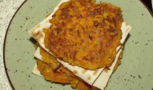 морковные оладьи на хрустящих крекерах с йогуртовым соусом