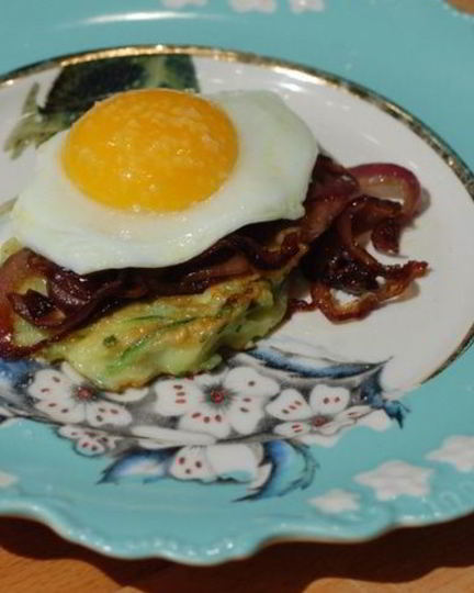 Рецепт оладушек из цукини с яйцами и карамелизированным луком