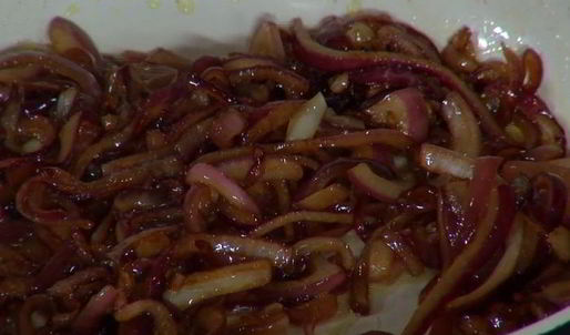 оладушки из цукини с яйцами и карамелизированным луком